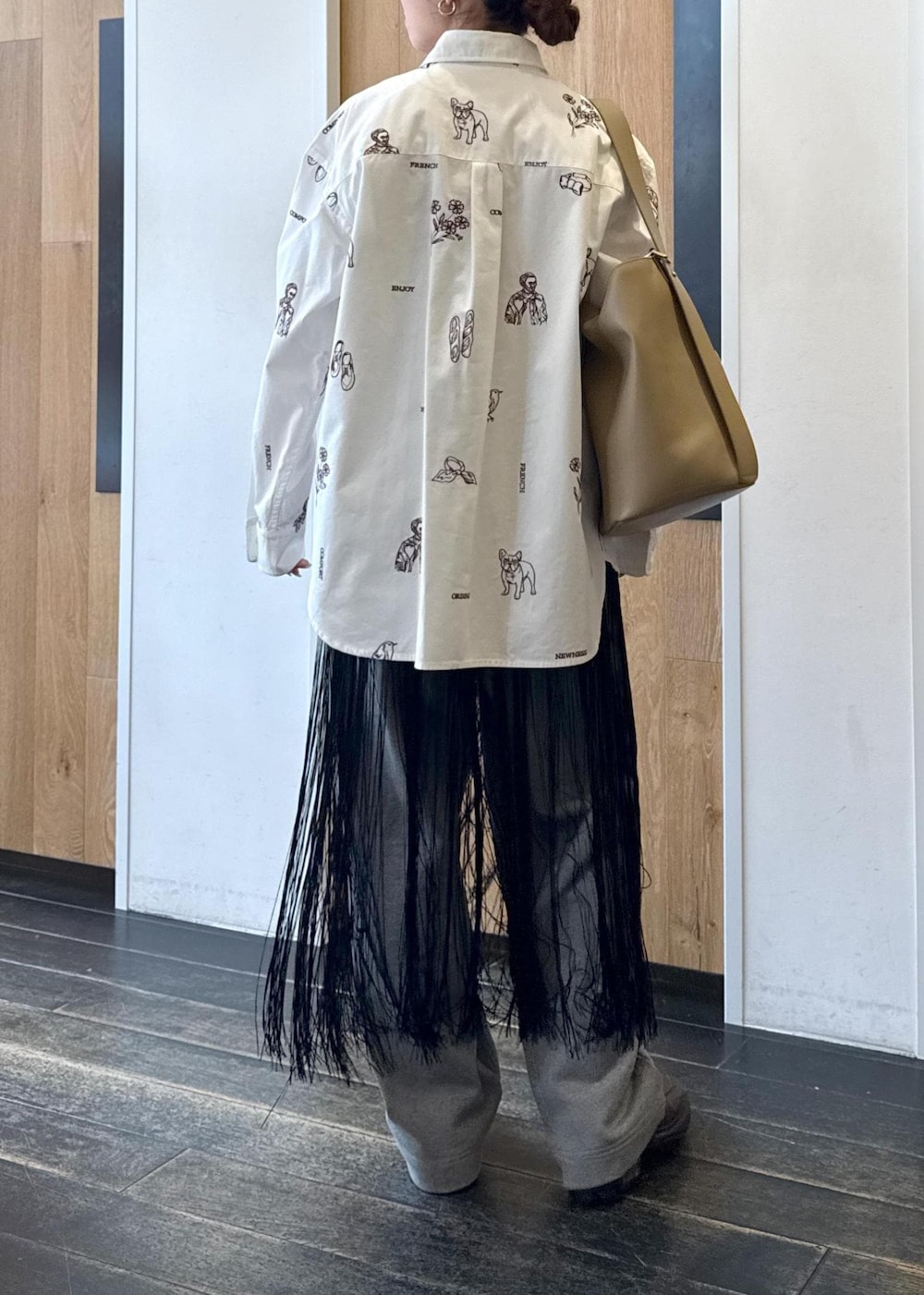 ホワイト系のスウェットパンツ、ベージュ系のショルダーバッグ、ブラウン系のローファーを着用したレディースの冬コーディネートの3枚目の写真