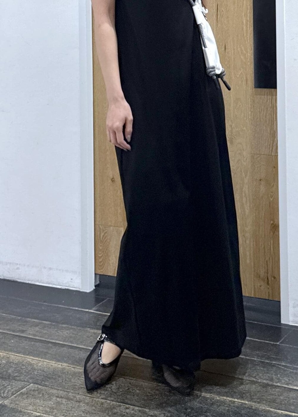 ブラック系のパンプス、ホワイト系のボディバッグ/ウエストポーチ、ブラック系のワンピースを着用したレディースの夏コーディネートの7枚目の写真