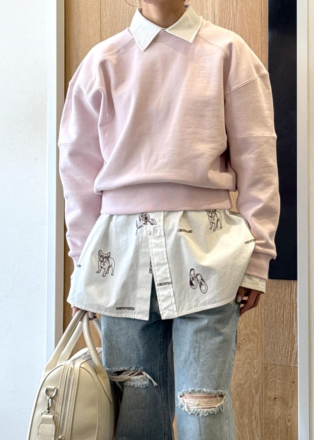 「初春コーデ、春コーデ、お出かけコーデ、旅行コーデ、女子会コーデ、大人カジュアル、レイヤード、パンツスタイル、シンプルコーデ、ADAM ET ROPÉ、ウェーブ、イエベ秋、乾燥、トップス、シャツ/ブラウス」|「ADAM ET ROPE'の【サステナブル】Iラインデニム(デニムパンツ、ブルー系)」を使った、shindoさん(レディース・159cm)の冬コーディネートの4枚目の写真