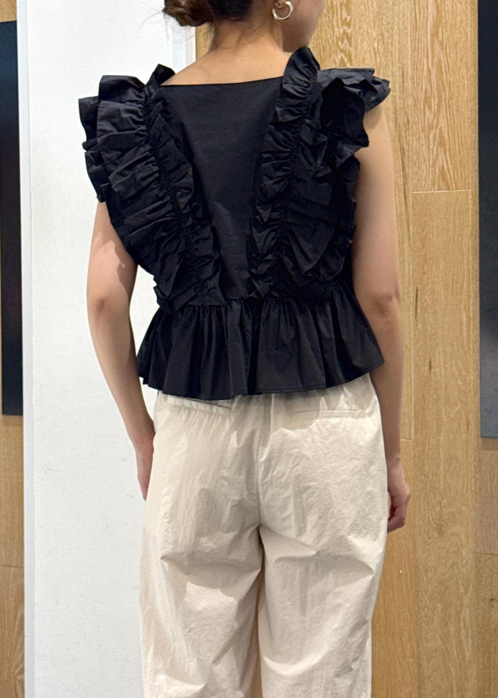 シルバー系のサンダル、ホワイト系のその他パンツ、ブラック系のシャツ/ブラウスを着用したレディースの夏コーディネートの7枚目の写真