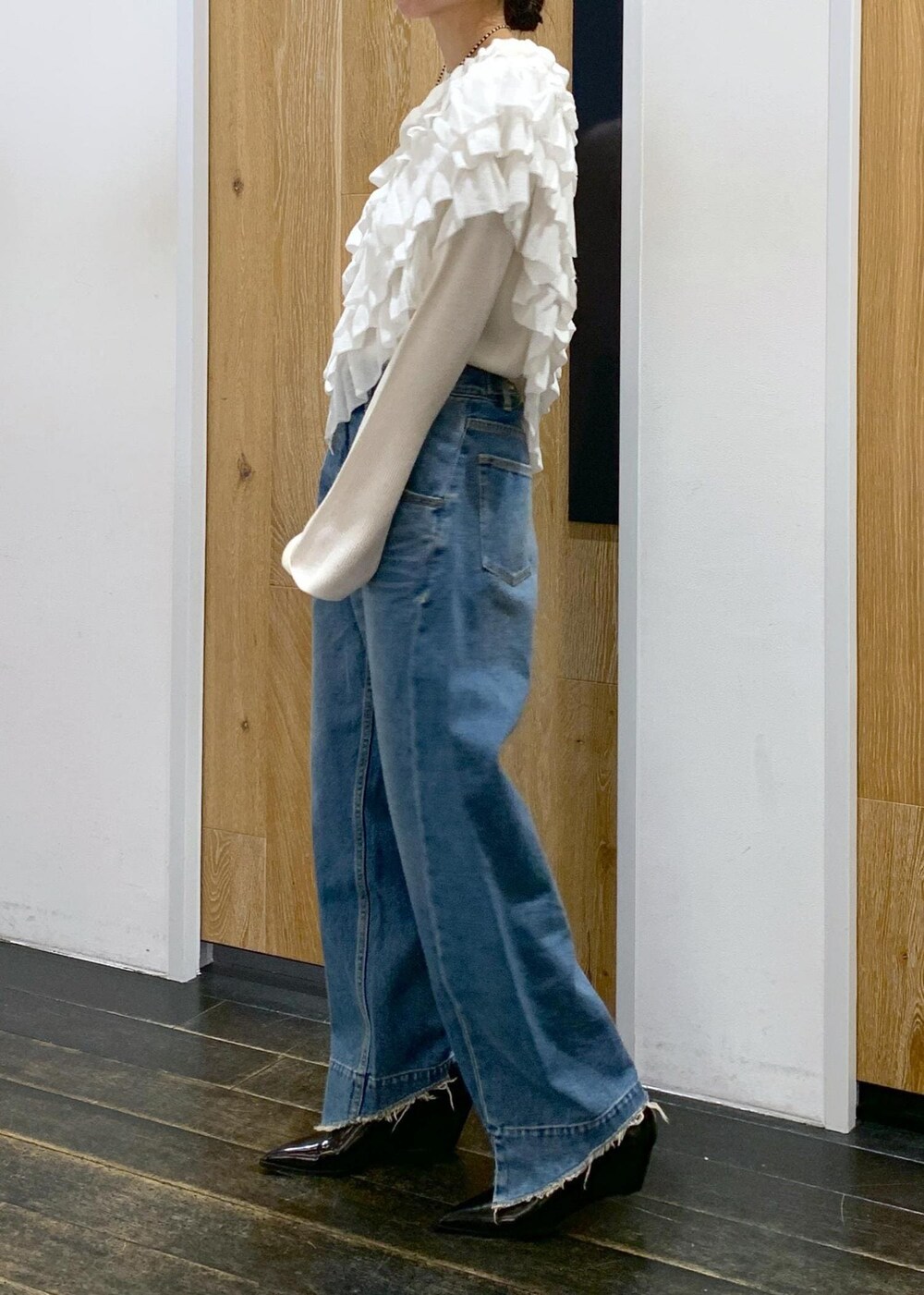 ブラック系のパンプス、ホワイト系のニット/セーター、ブラウン系のトートバッグを着用したレディースの冬コーディネートの3枚目の写真