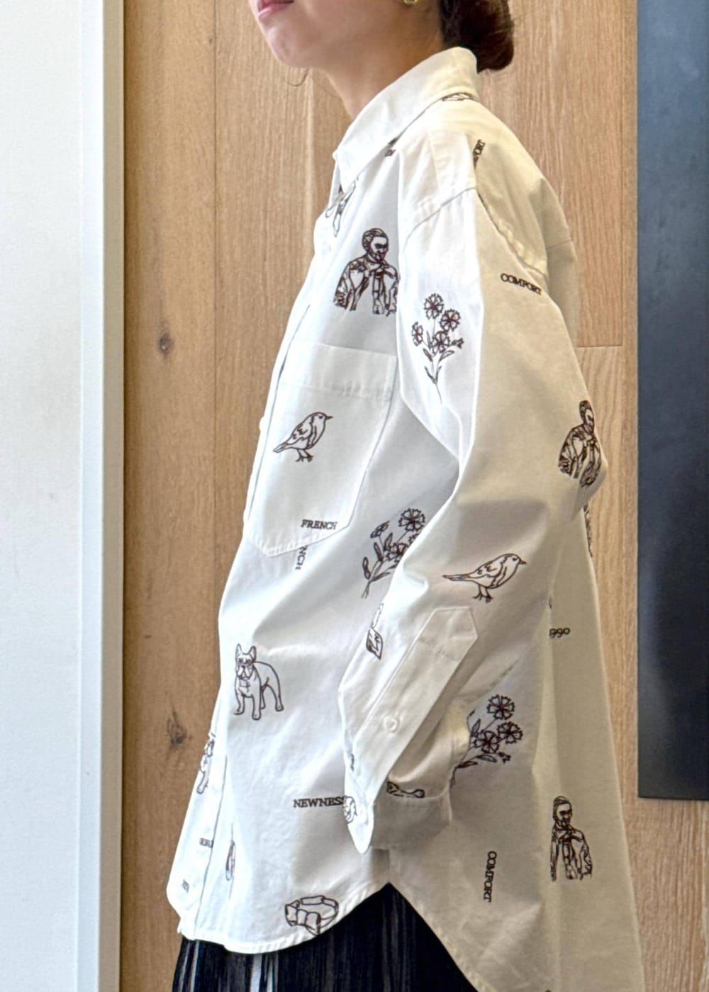 ホワイト系のスウェットパンツ、ベージュ系のショルダーバッグ、ブラウン系のローファーを着用したレディースの冬コーディネートの5枚目の写真