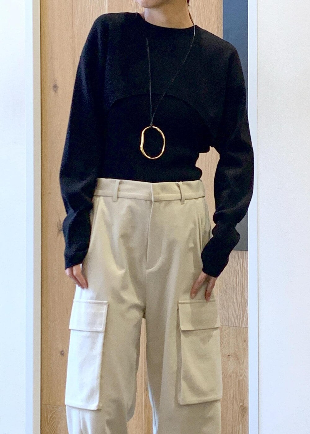 ベージュ系のボディバッグ/ウエストポーチを着用したレディースの冬コーディネートの4枚目の写真