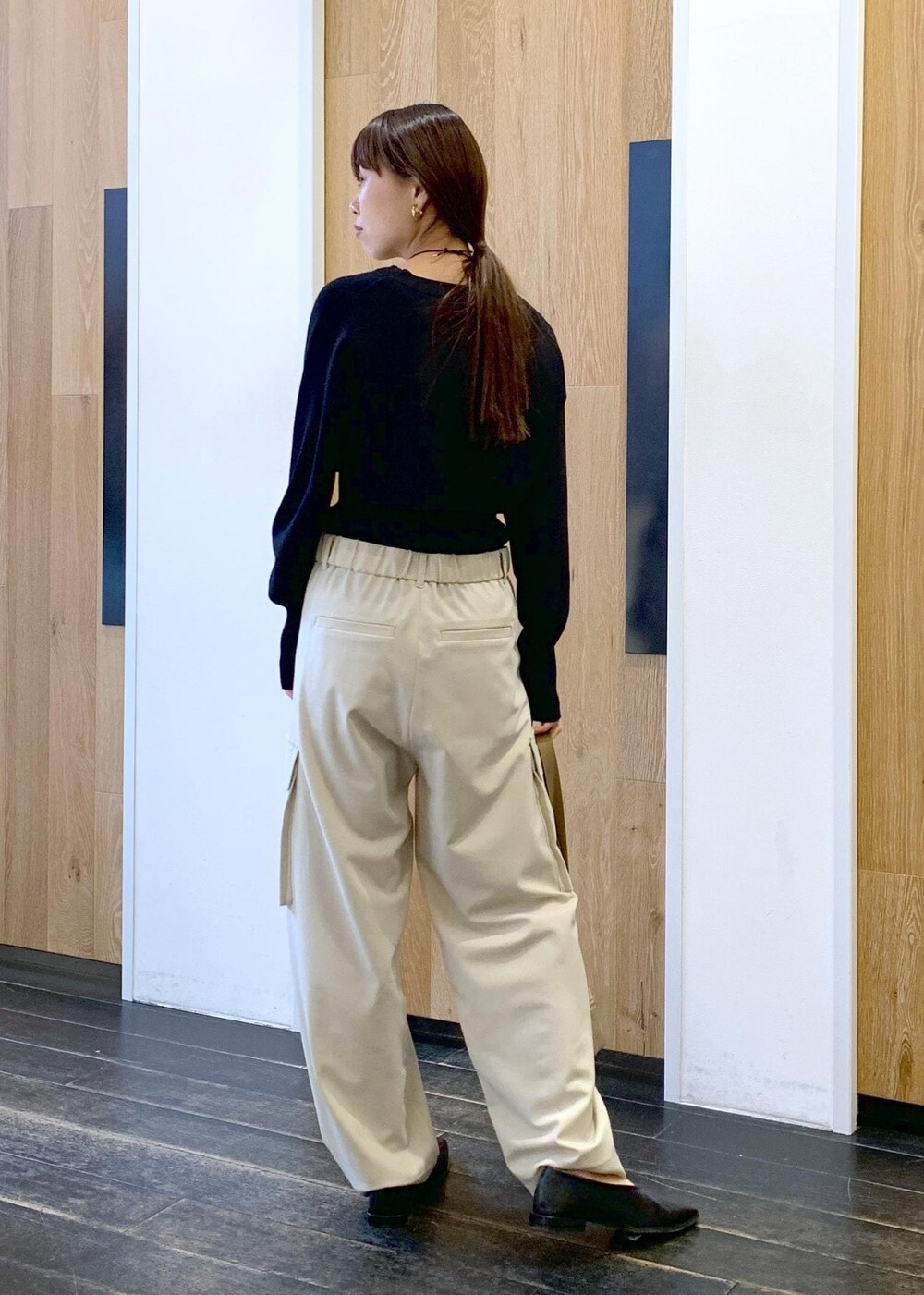 ベージュ系のボディバッグ/ウエストポーチを着用したレディースの冬コーディネートの3枚目の写真