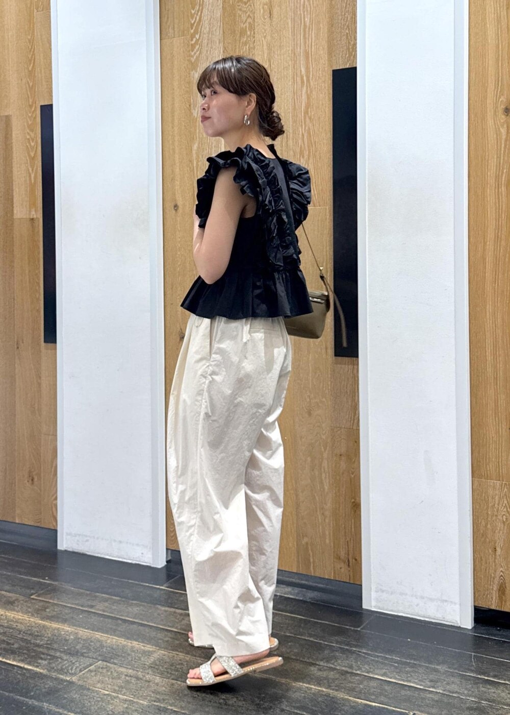 シルバー系のサンダル、ホワイト系のその他パンツ、ブラック系のシャツ/ブラウスを着用したレディースの夏コーディネートの3枚目の写真