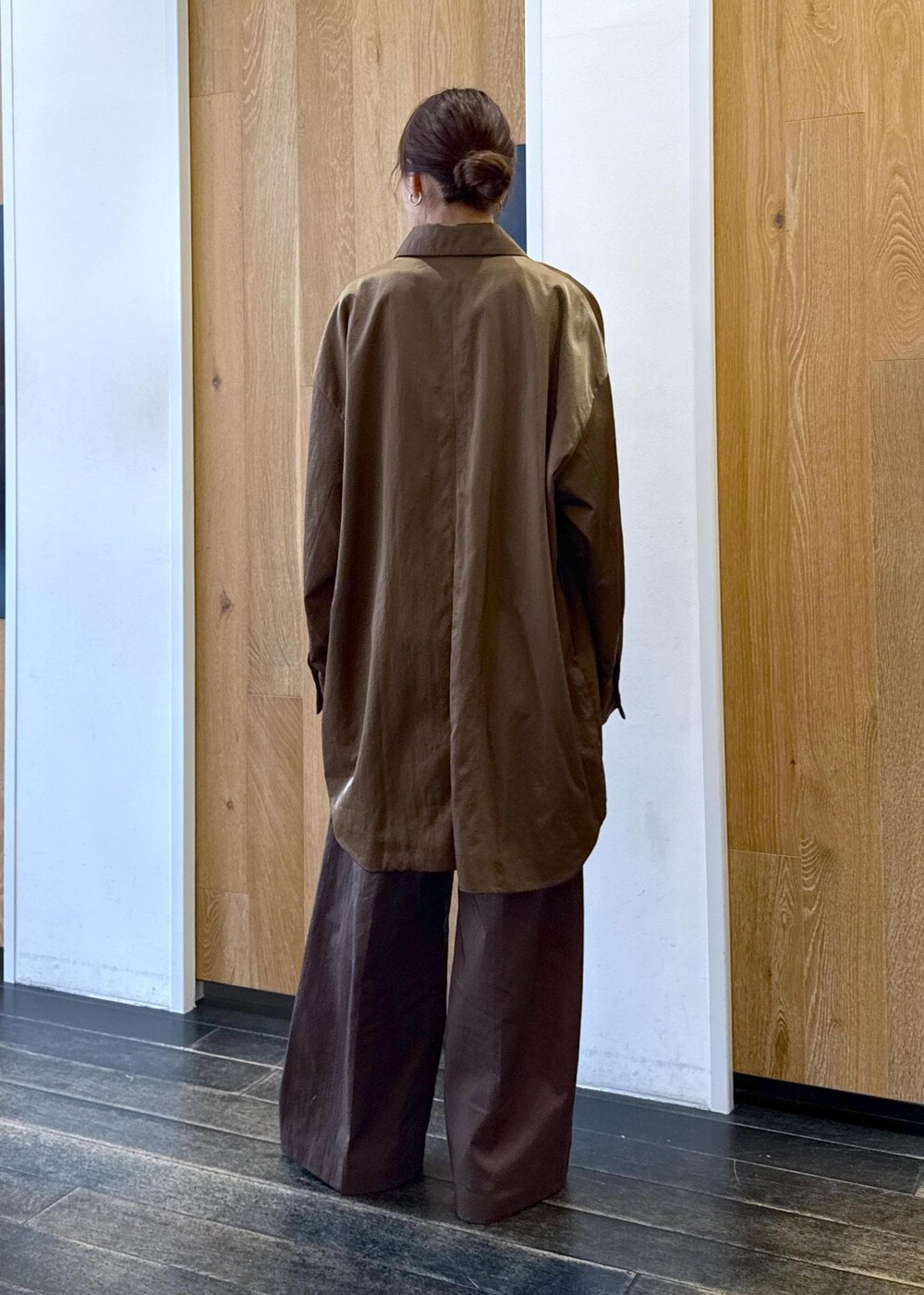 ホワイト系のTシャツ/カットソー、ブラック系のサンダル、ブラウン系のその他パンツを着用したレディースの春コーディネートの3枚目の写真