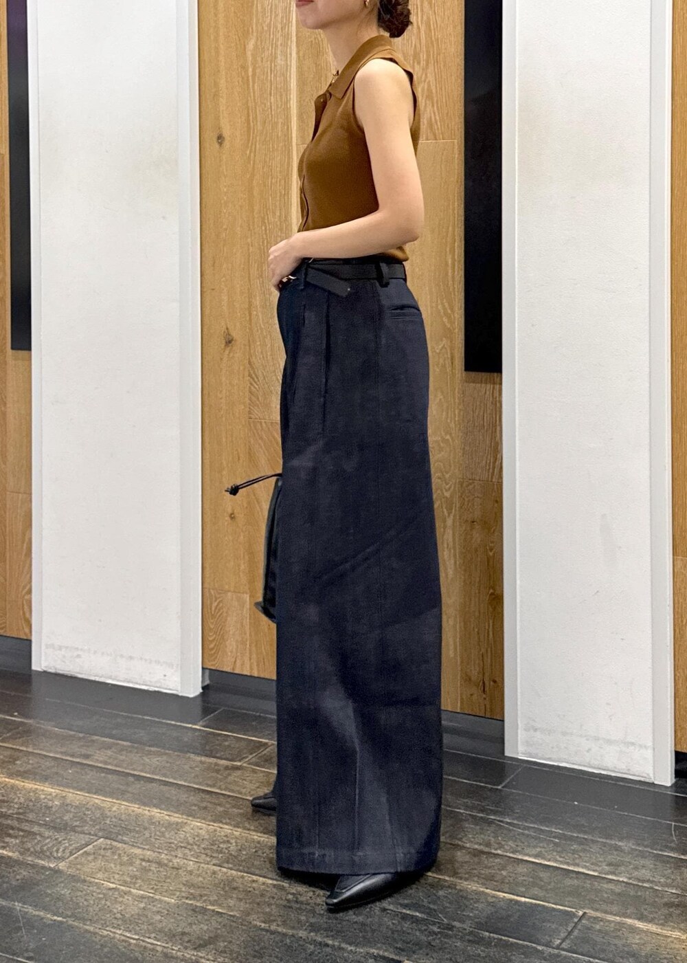 ブラウン系のニット/セーター、ブルー系のデニムパンツ、ブラック系のショルダーバッグを着用したレディースの夏コーディネートの3枚目の写真