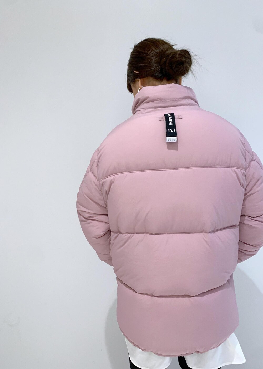 ブラック系のブーツ、ピンク系のダウンジャケット/コート、ブラック系のその他パンツを着用したレディースの秋コーディネートの7枚目の写真