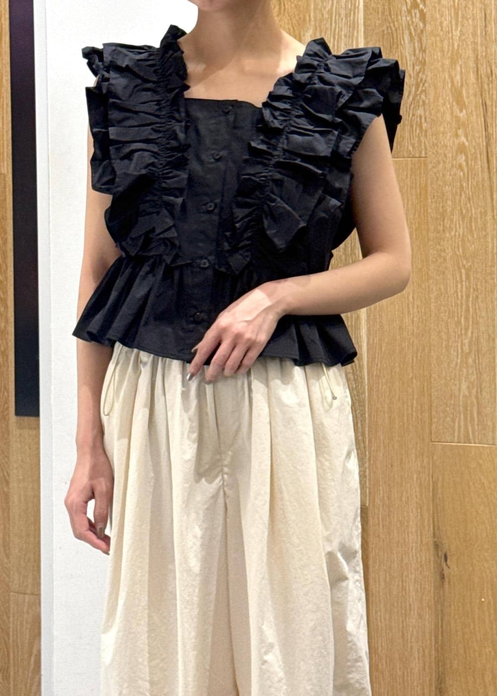 シルバー系のサンダル、ホワイト系のその他パンツ、ブラック系のシャツ/ブラウスを着用したレディースの夏コーディネートの5枚目の写真