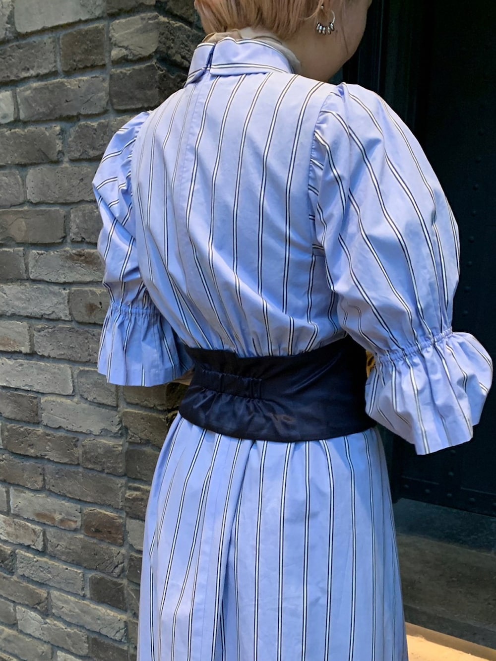 ブルー系のワンピース、ベージュ系のTシャツ/カットソーを着用したレディースの冬コーディネートの3枚目の写真