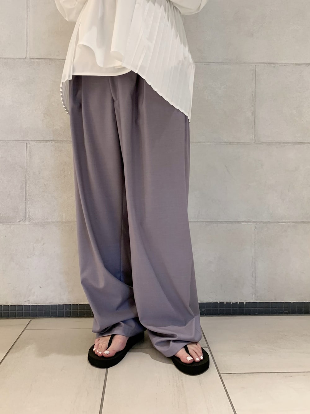 ホワイト系のシャツ/ブラウス、グレー系のその他パンツ、ブラック系のシューズを着用したレディースの春コーディネートの3枚目の写真