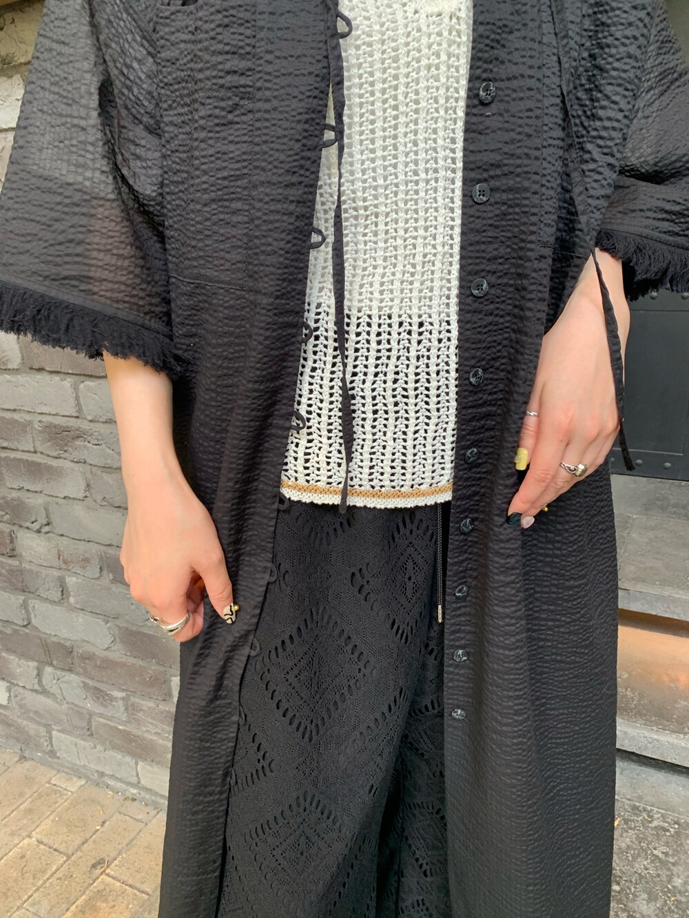 ブラック系のワンピース/ドレス、ブラック系のその他パンツ、ベージュ系のサンダルを着用したレディースの春コーディネートの4枚目の写真