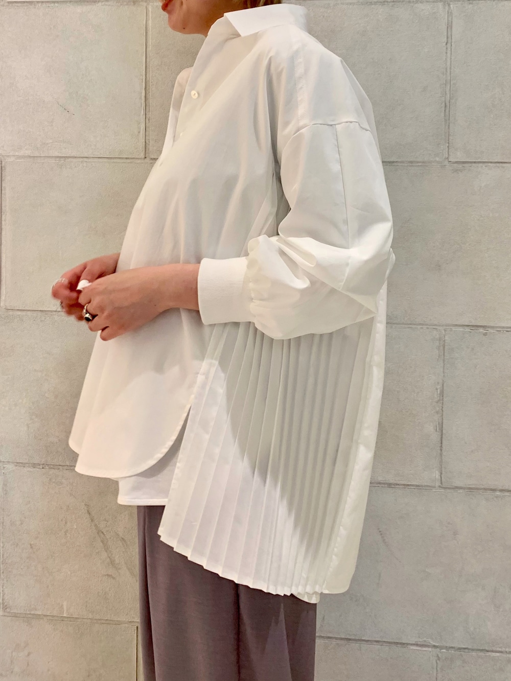 ホワイト系のシャツ/ブラウス、グレー系のその他パンツ、ブラック系のシューズを着用したレディースの春コーディネートの2枚目の写真