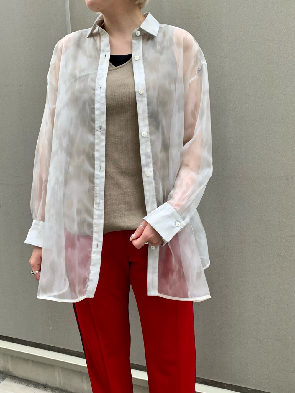 グレー系のシャツ/ブラウス、グリーン系のタンクトップ、レッド系のその他パンツを着用したレディースの春コーディネートの3枚目の写真