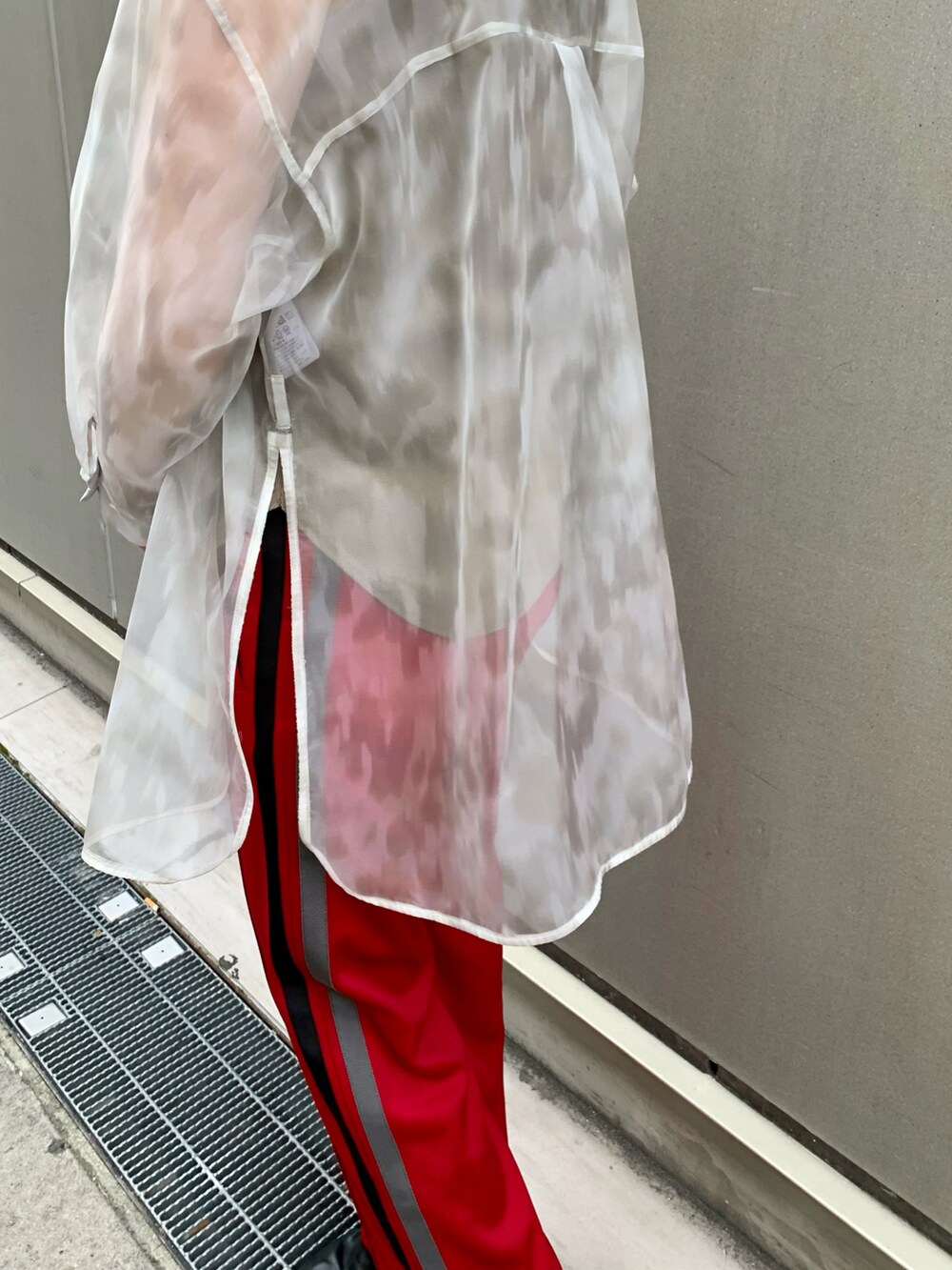 グレー系のシャツ/ブラウス、グリーン系のタンクトップ、レッド系のその他パンツを着用したレディースの春コーディネートの2枚目の写真