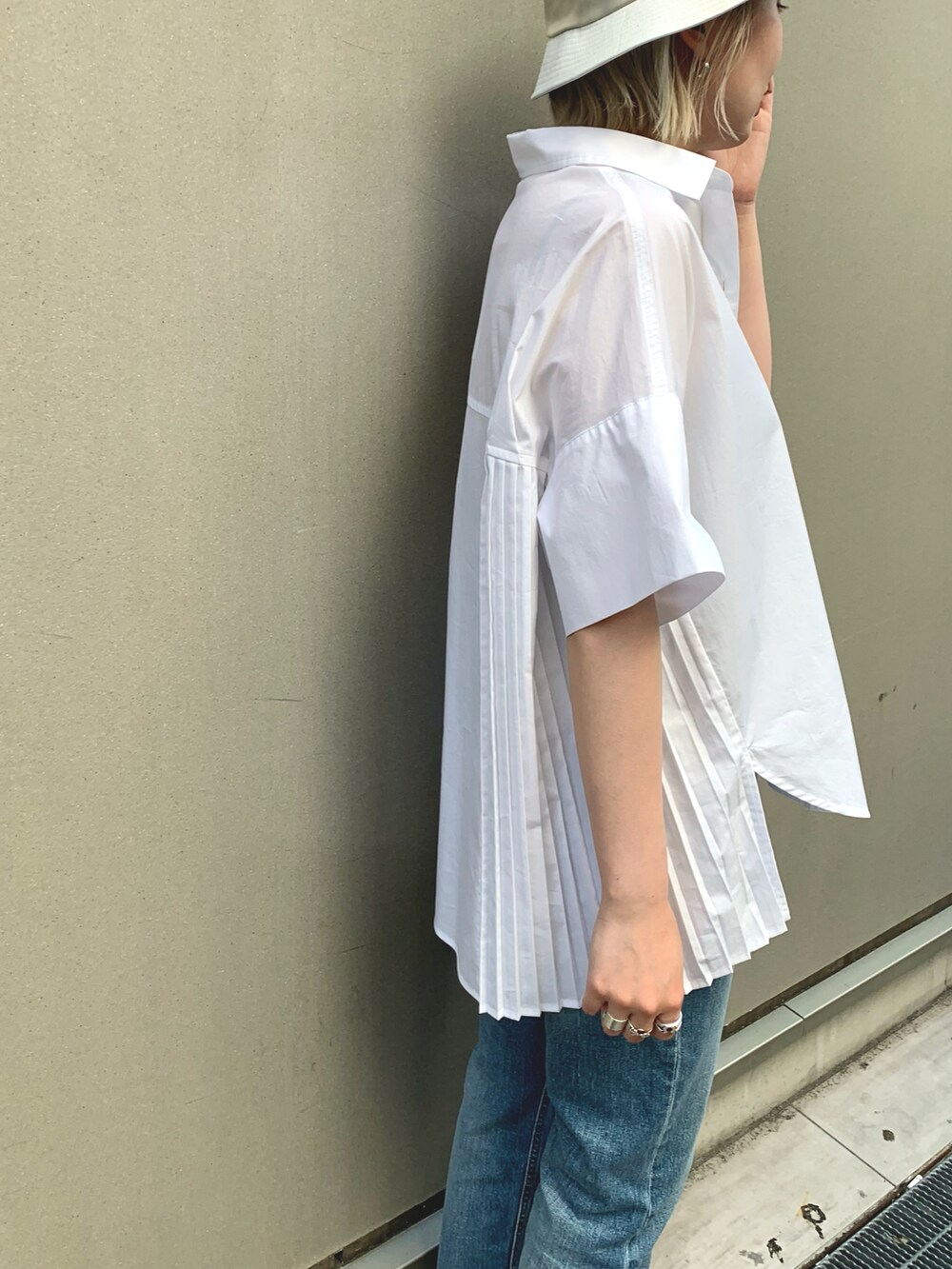 ホワイト系のシャツ/ブラウス、ブルー系のデニムパンツ、グリーン系のシューズを着用したレディースの夏コーディネートの2枚目の写真