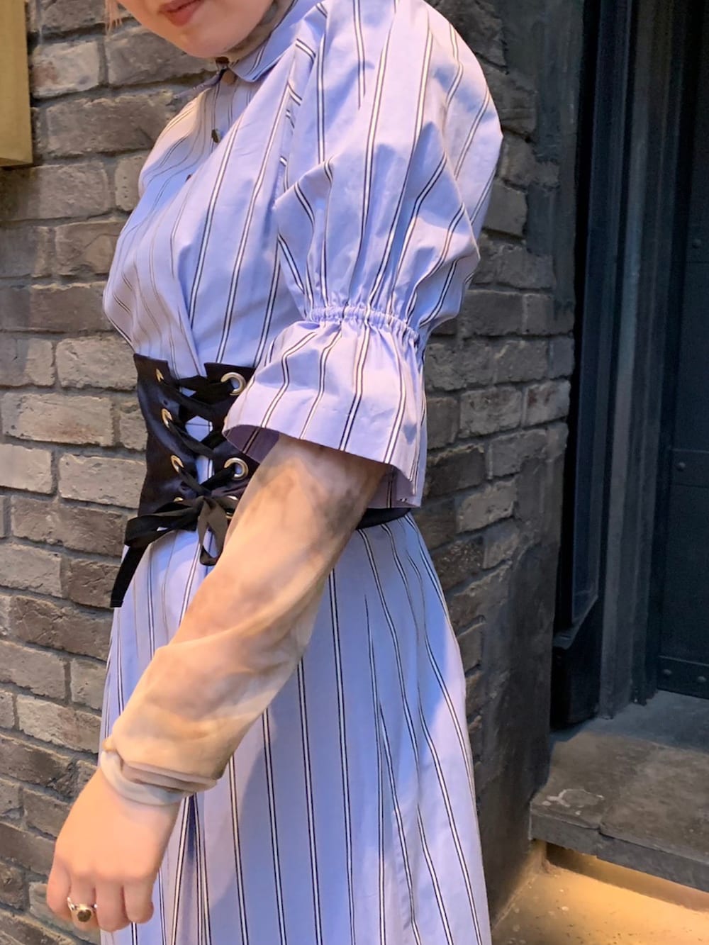 ブルー系のワンピース、ベージュ系のTシャツ/カットソーを着用したレディースの冬コーディネートの2枚目の写真