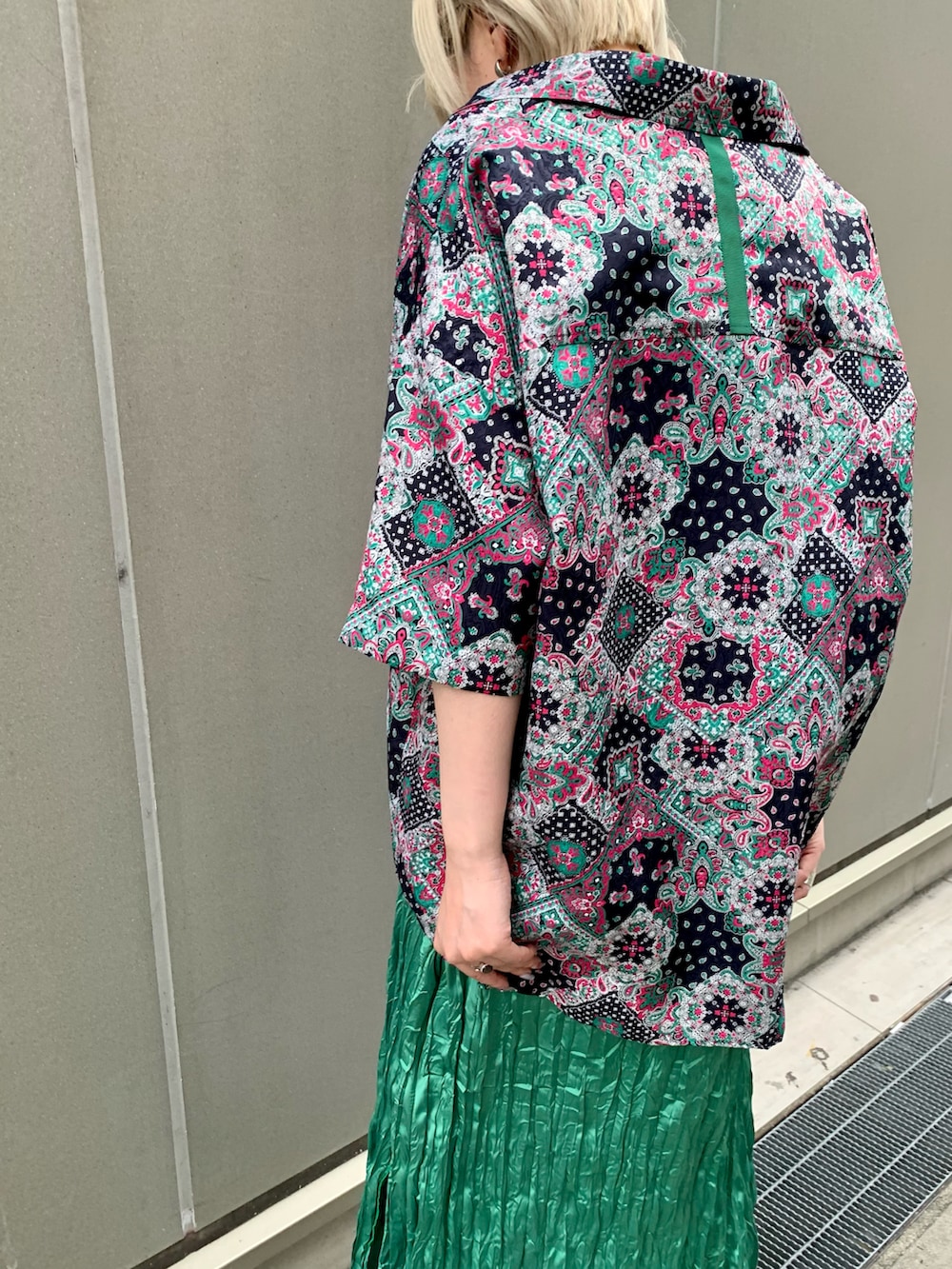 「グリーン、柄シャツ、メンズライク、ペイズリー、LOVELESS、リラックススタイル、ラクチンコーデ、初夏コーデ、ドラマ着用、カラー×コーデ」｜「LOVELESSのサテンジャカード ハーフスリーブシャツ（シャツ/ブラウス、ブルー系）」を使った、mari .さん（レディース・166cm）の春コーディネートの2枚目の写真