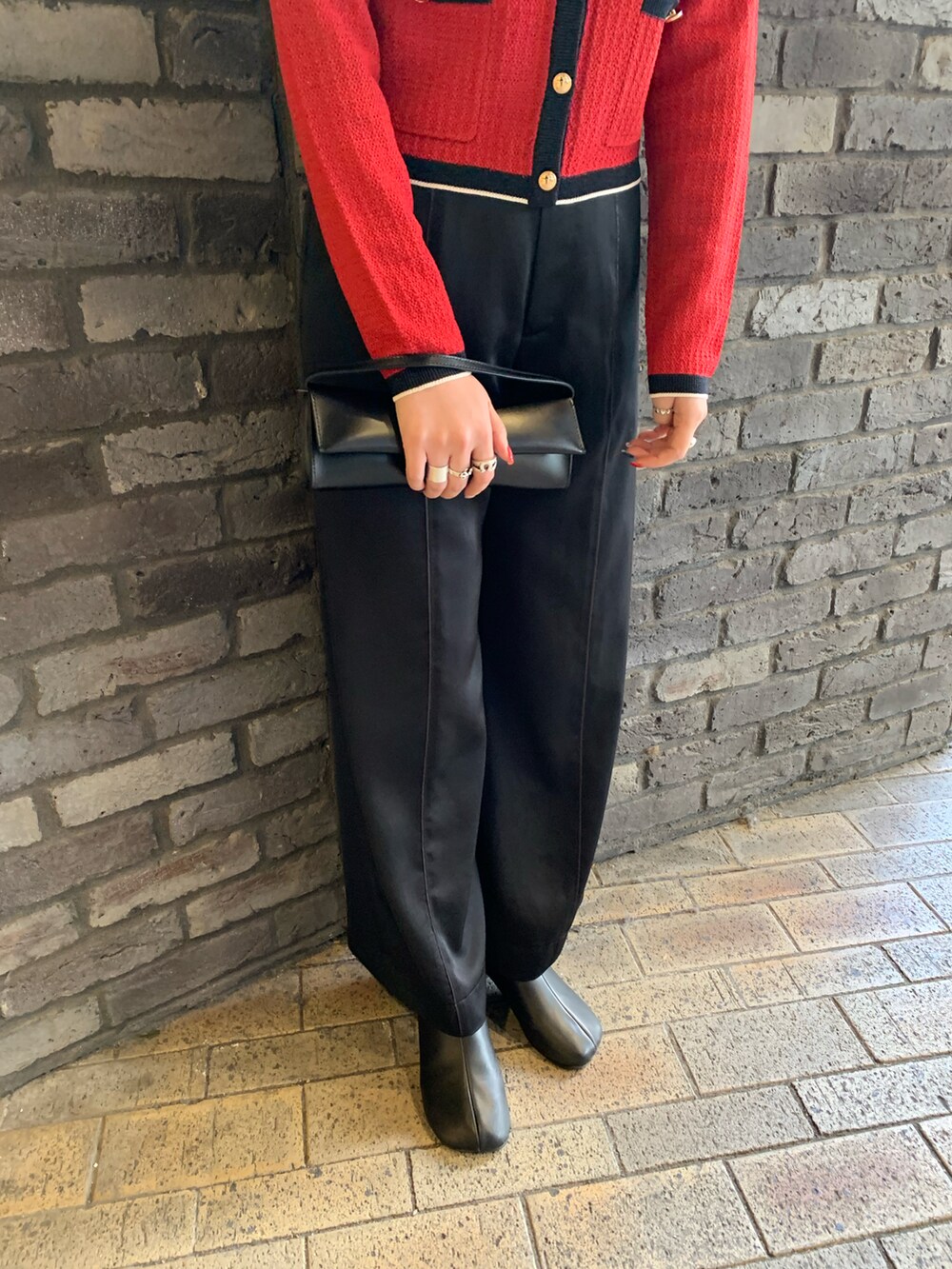 レッド系のカーディガン/ボレロ、ブラック系のその他パンツを着用したレディースの冬コーディネートの3枚目の写真