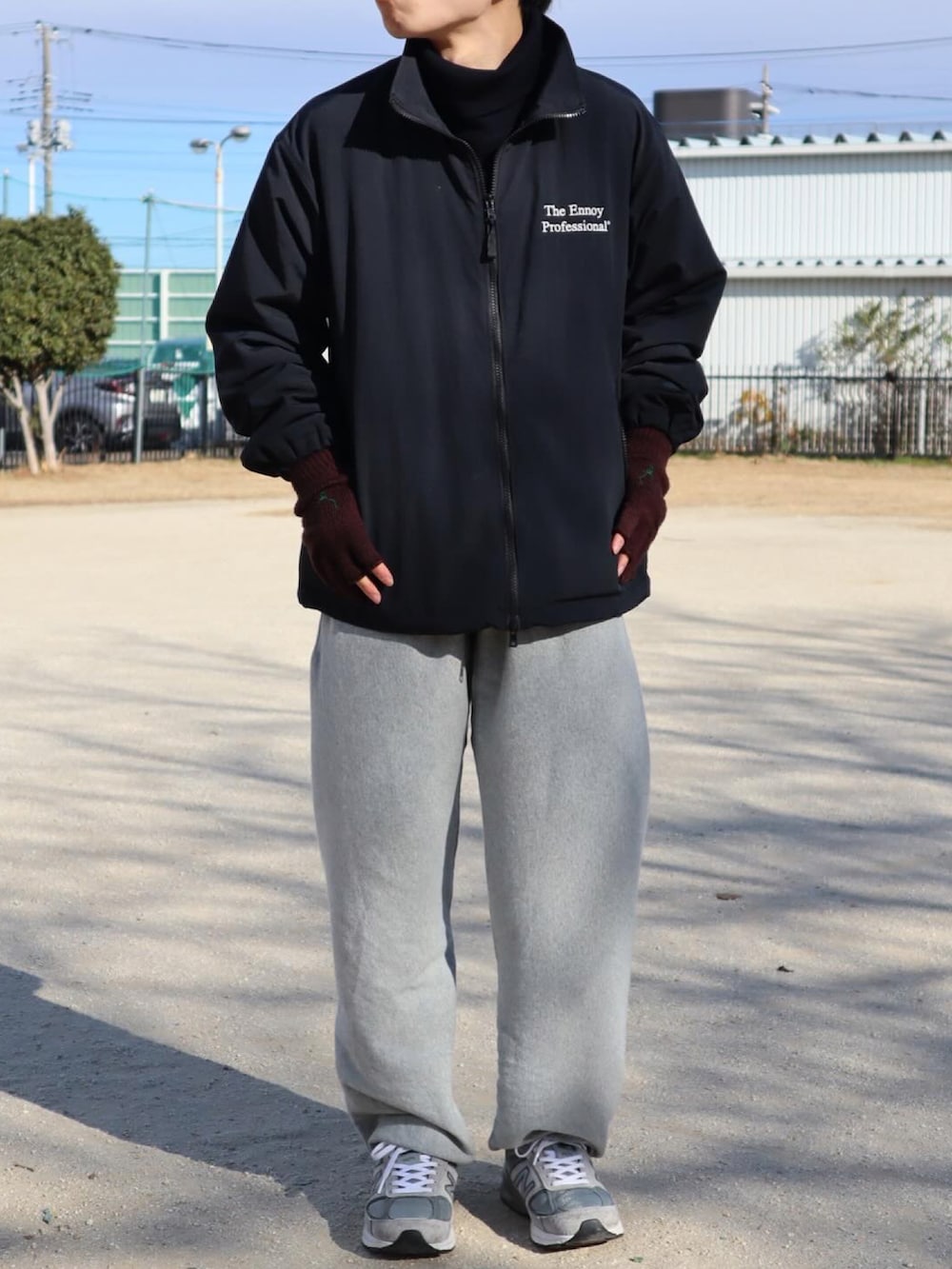 ブラック系のジャケット/アウター、ブルー系のスウェット、グレー系のスウェットパンツを着用したメンズの冬コーディネートの2枚目の写真