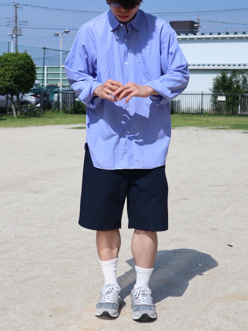 ブルー系のシャツ/ブラウス、ブルー系のその他パンツ、グレー系のスニーカーを着用したメンズの春コーディネートの2枚目の写真