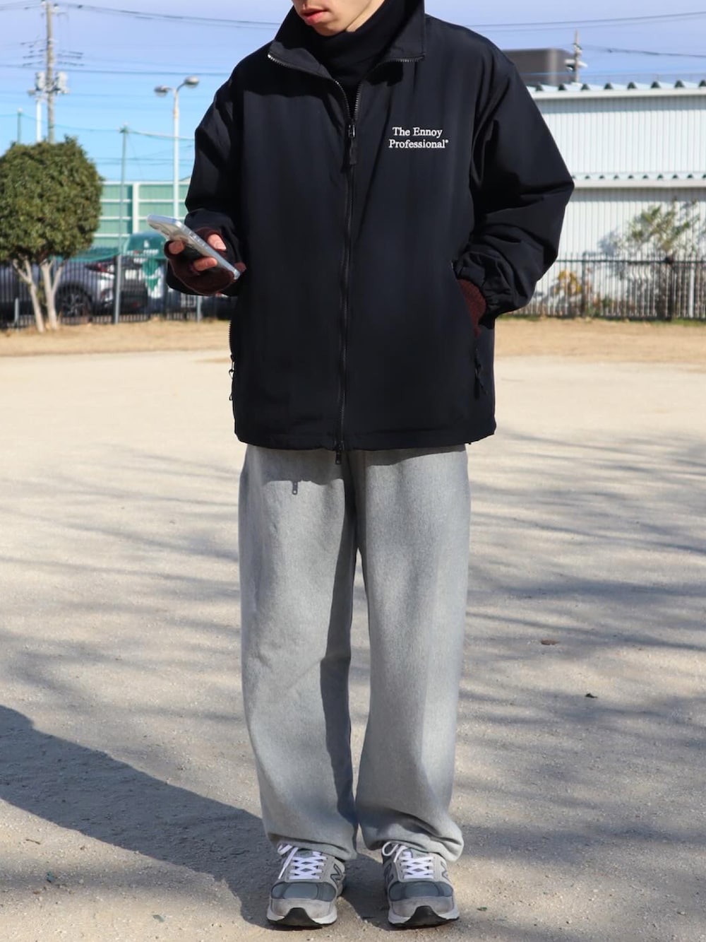 ブラック系のジャケット/アウター、ブルー系のスウェット、グレー系のスウェットパンツを着用したメンズの冬コーディネートの3枚目の写真