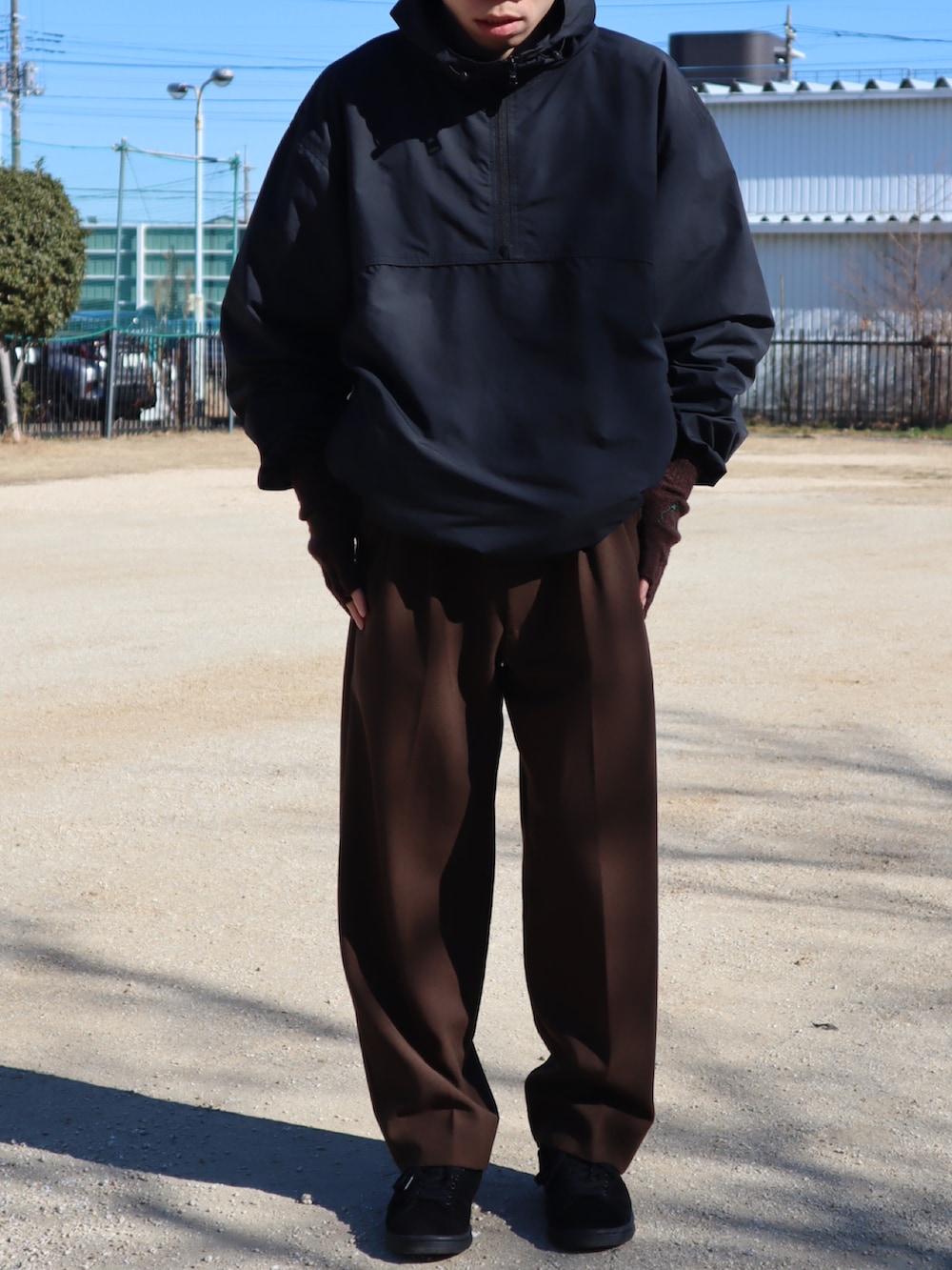 ブラック系のその他アウター、グリーン系のスラックス、ブラック系のスニーカーを着用したメンズの冬コーディネートの3枚目の写真