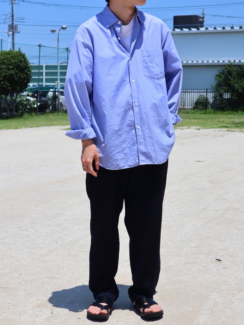 ブルー系のシャツ/ブラウス、ブルー系のスラックス、ブラック系のサンダルを着用したメンズの夏コーディネートの2枚目の写真