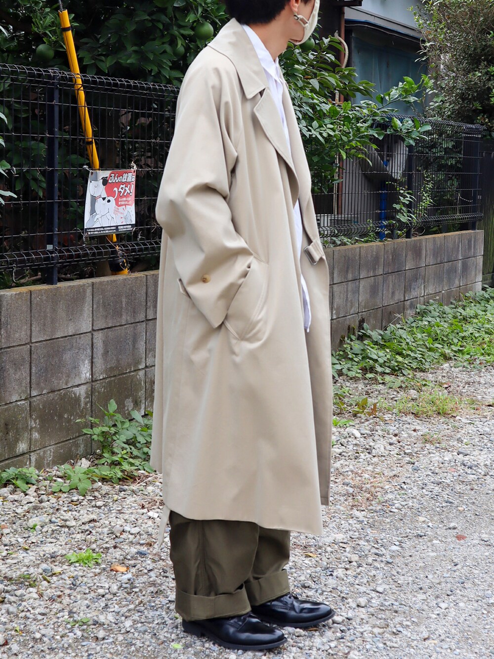 ホワイト系のシャツ/ブラウス、ベージュ系のトレンチコート、グリーン系のカーゴパンツを着用したメンズの秋コーディネートの2枚目の写真