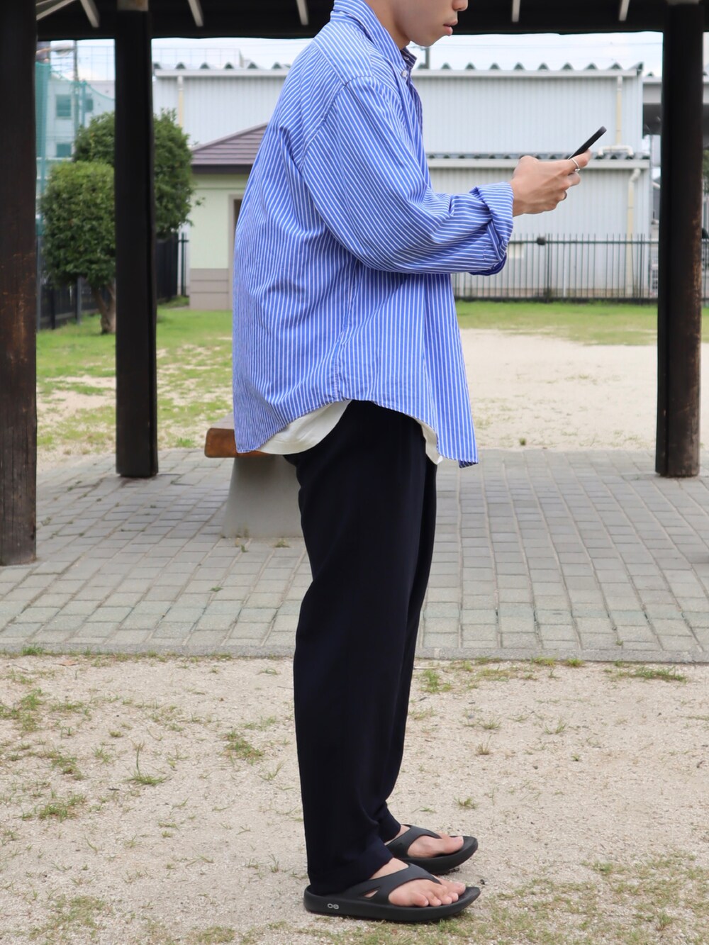 ブルー系のシャツ/ブラウス、ホワイト系のTシャツ/カットソー、ブルー系のスラックスを着用したメンズの夏コーディネートの2枚目の写真