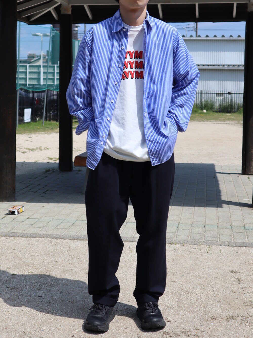 ブルー系のシャツ/ブラウス、ホワイト系のTシャツ/カットソー、ブルー系のスラックスを着用したメンズの春コーディネートの2枚目の写真