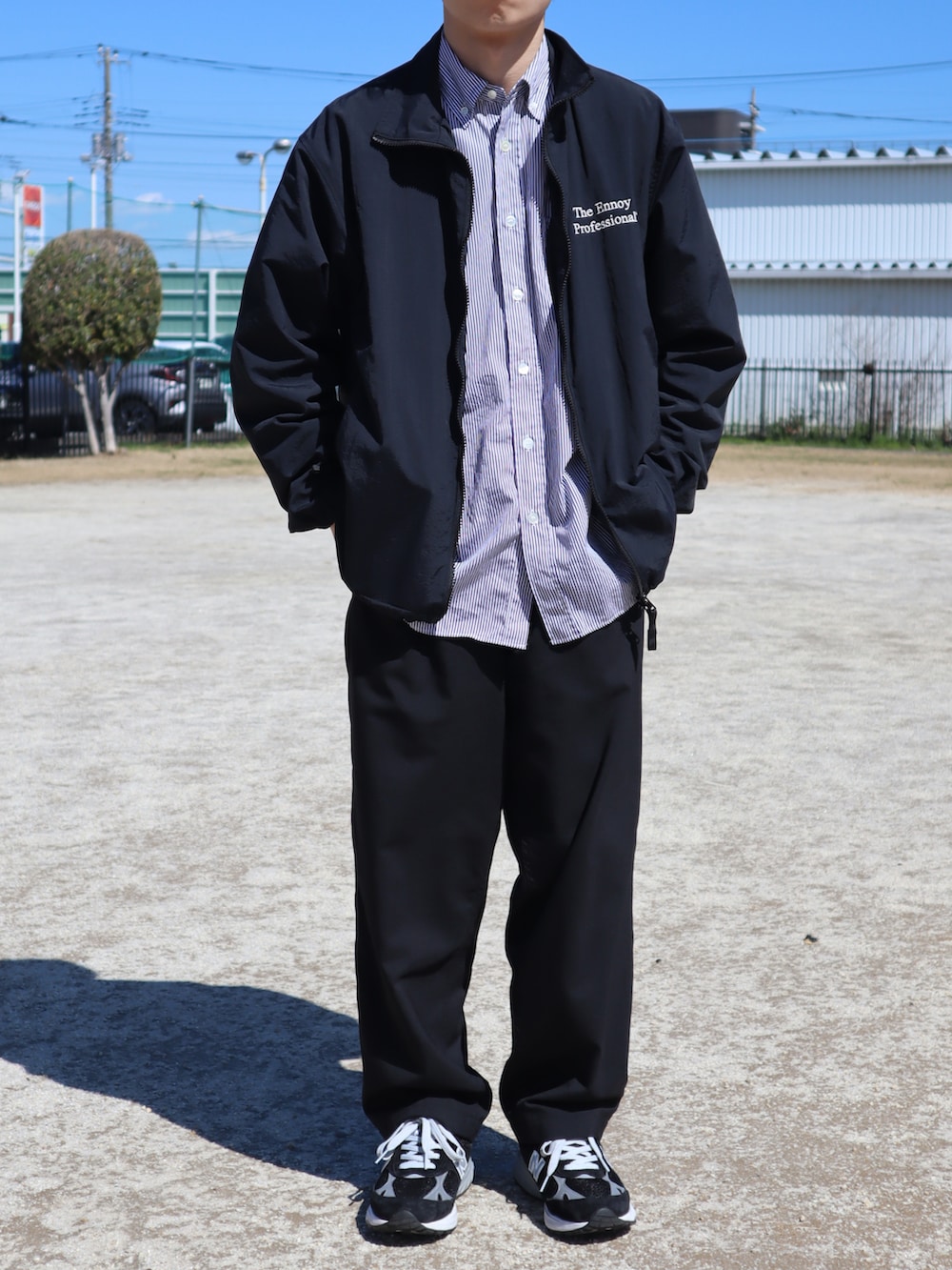 ブラック系のジャケット/アウター、ブルー系のシャツ/ブラウス、ブラック系のパンツを着用したメンズの春コーディネートの2枚目の写真