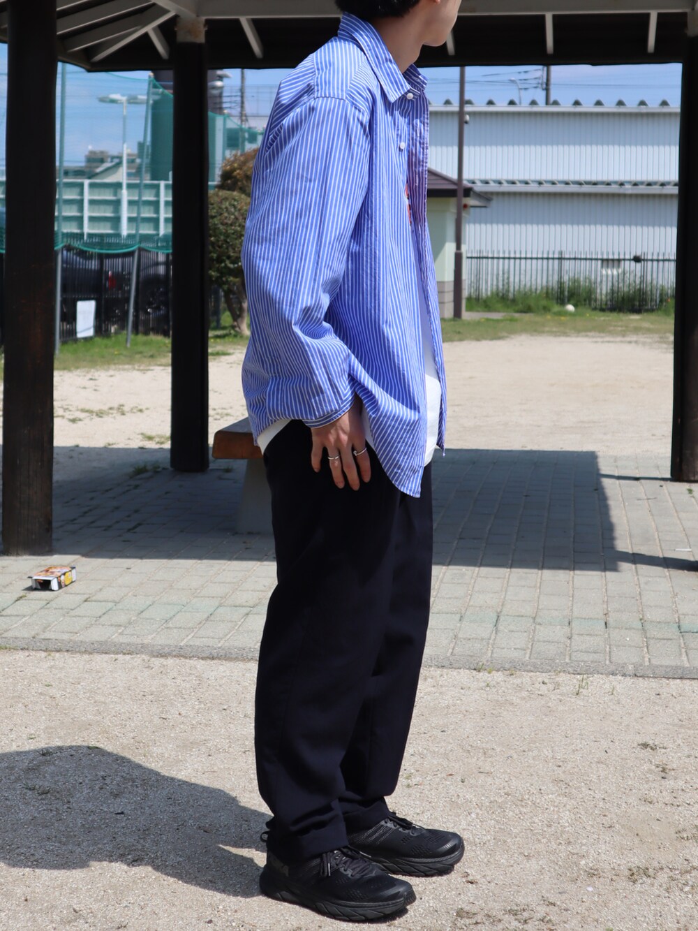 ブルー系のシャツ/ブラウス、ホワイト系のTシャツ/カットソー、ブルー系のスラックスを着用したメンズの春コーディネートの4枚目の写真