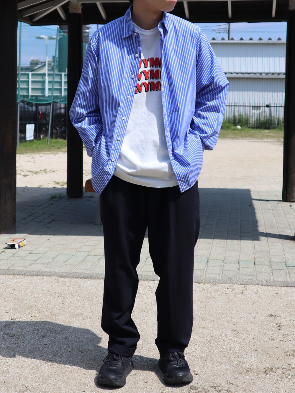 ブルー系のシャツ/ブラウス、ホワイト系のTシャツ/カットソー、ブルー系のスラックスを着用したメンズの春コーディネートの3枚目の写真