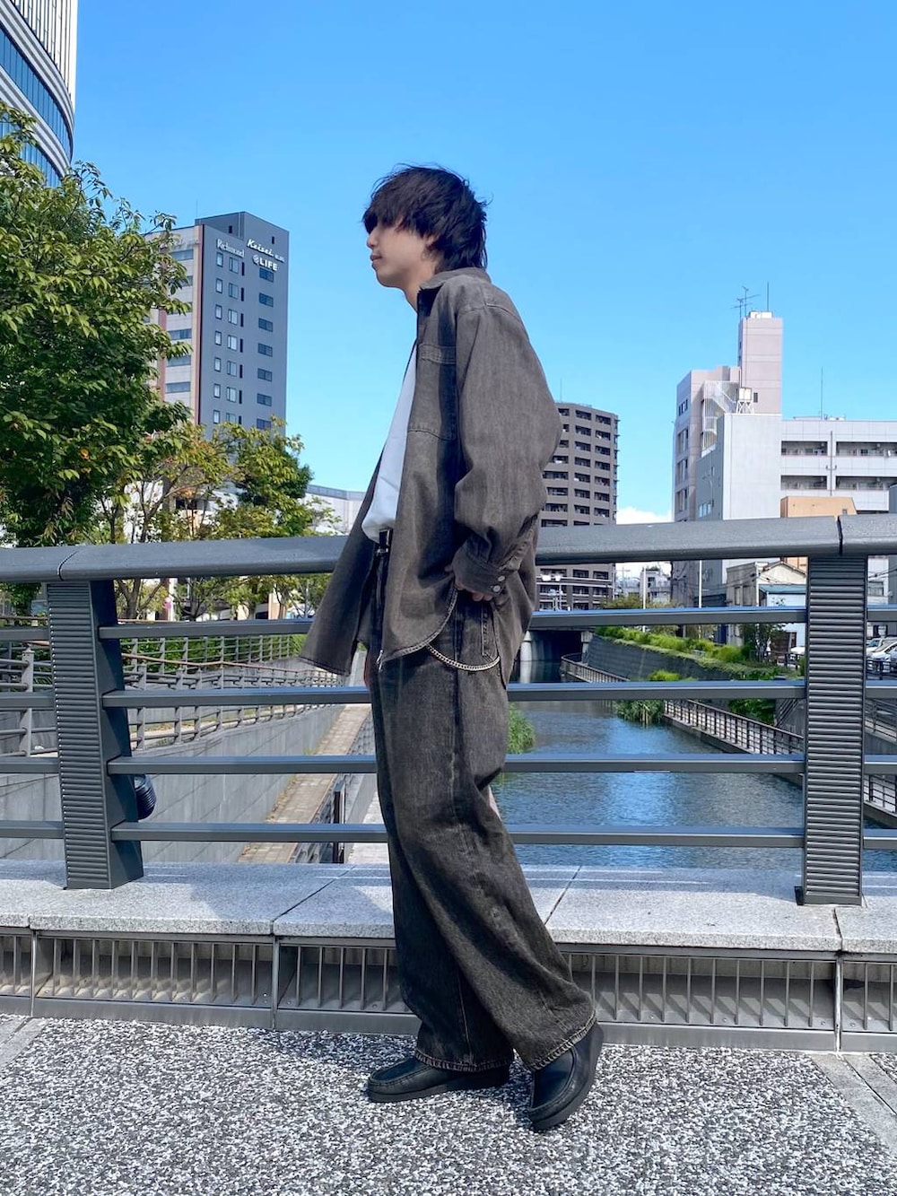 グレー系のデニムパンツ、ホワイト系のTシャツ/カットソー、ブラウン系のシャツ/ブラウスを着用したメンズの秋コーディネートの2枚目の写真