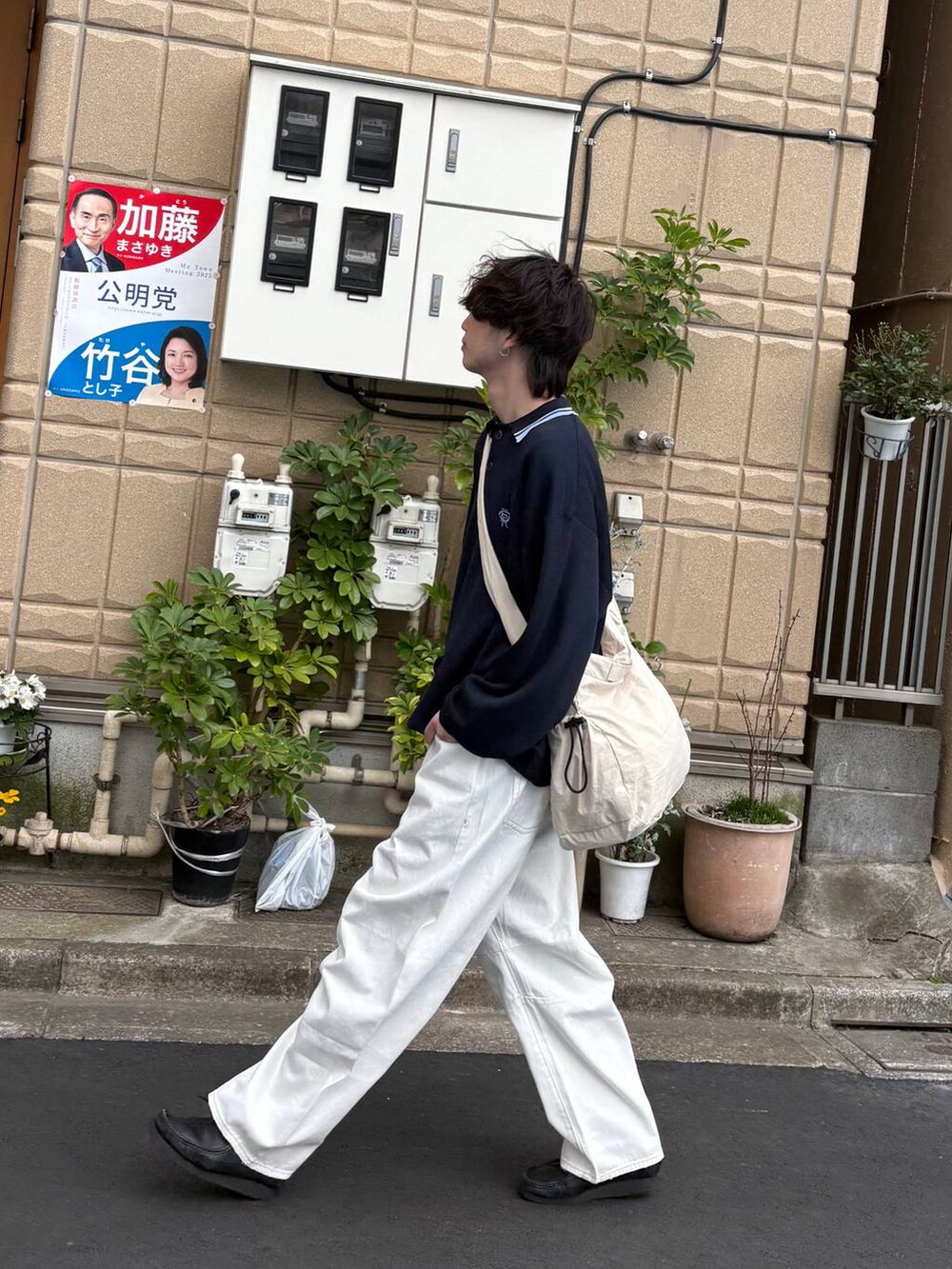 ホワイト系のデニムパンツ、その他のショルダーバッグ、ブルー系のポロシャツを着用したメンズの春コーディネートの3枚目の写真