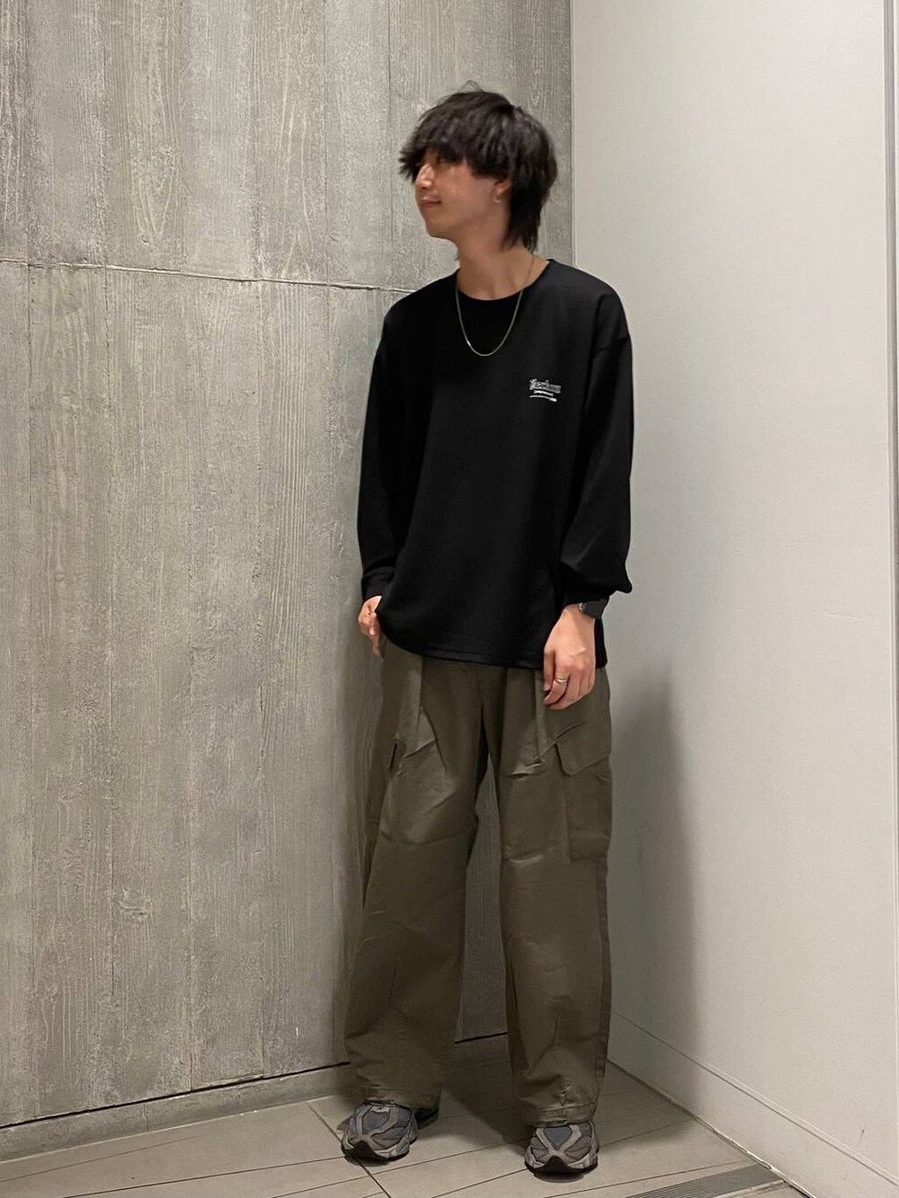 グリーン系のカーゴパンツ、ブラック系のTシャツ/カットソー、その他のネックレスを着用したメンズの夏コーディネートの4枚目の写真