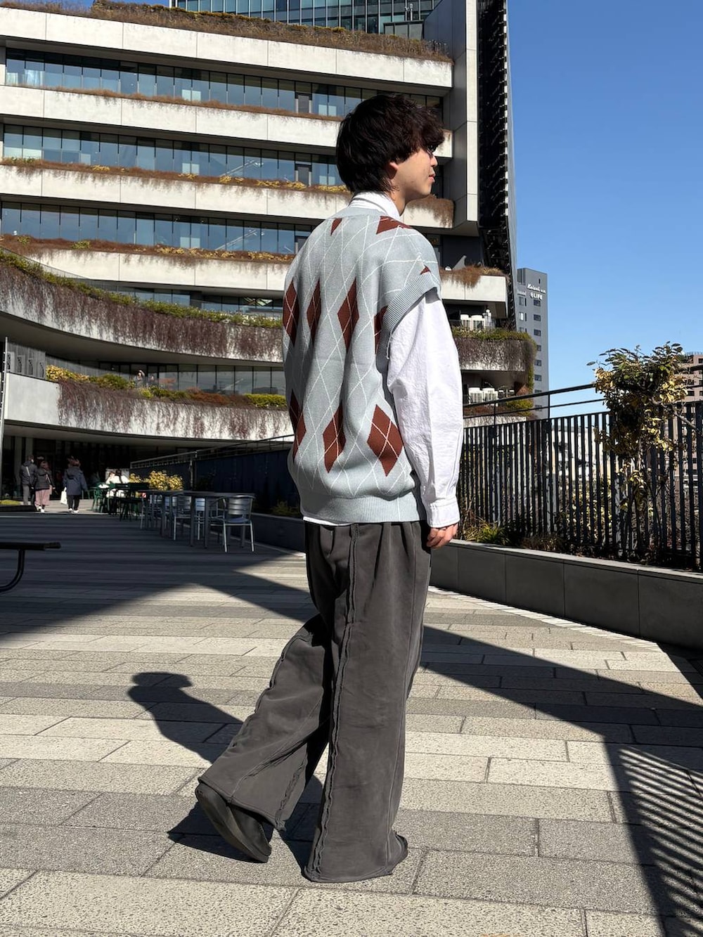 ホワイト系のシャツ/ブラウス、ブルー系のベスト、その他のスウェットパンツを着用したメンズの春コーディネートの3枚目の写真