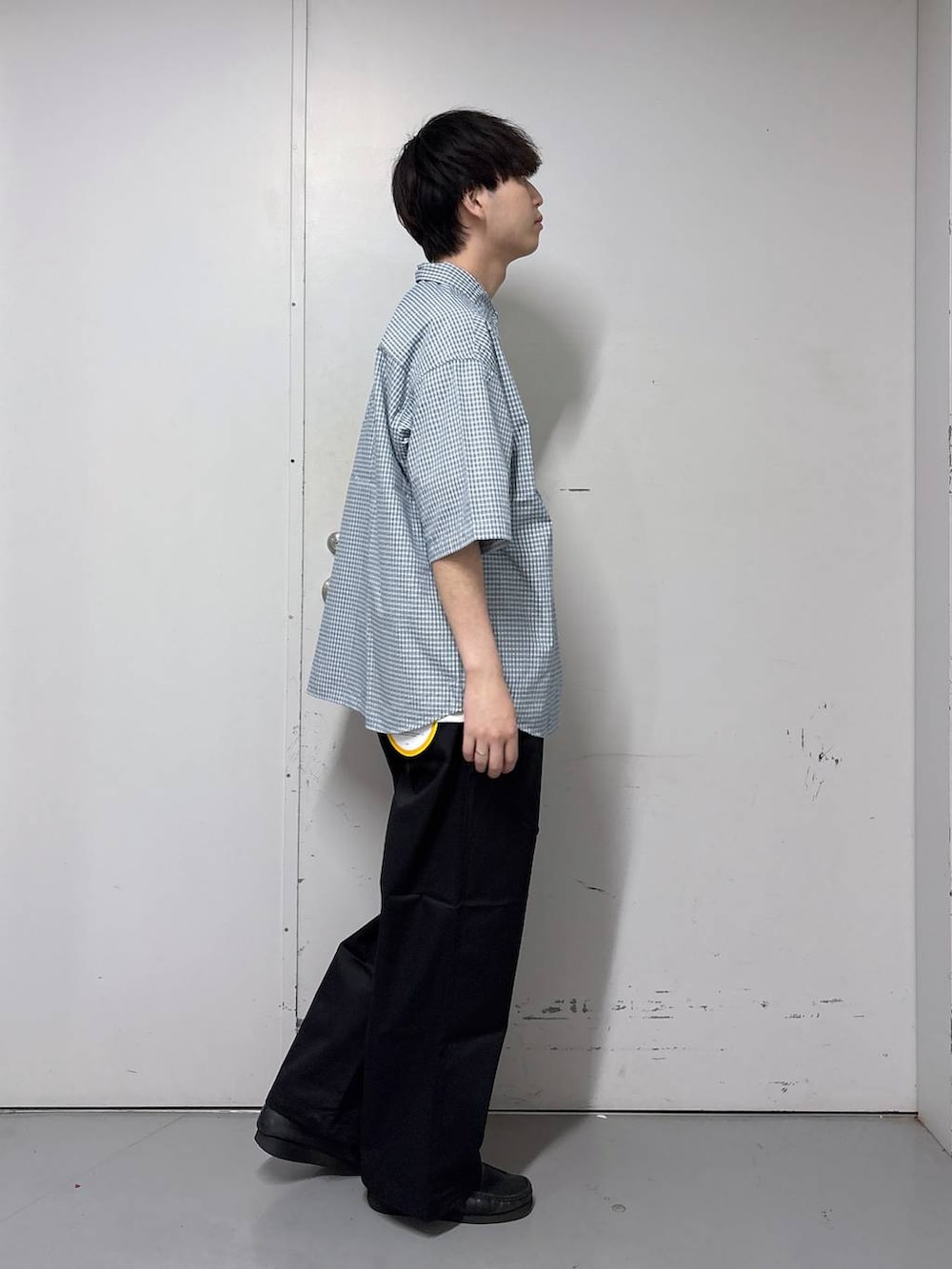 ブラック系のチノパンツ、ホワイト系のシャツ/ブラウス、ホワイト系のタンクトップを着用したメンズの春コーディネートの4枚目の写真