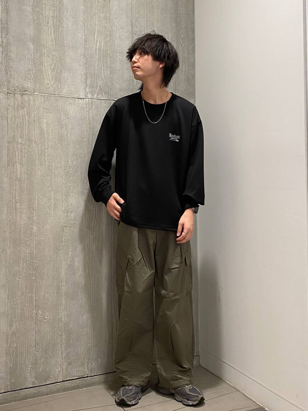 グリーン系のカーゴパンツ、ブラック系のTシャツ/カットソー、その他のネックレスを着用したメンズの夏コーディネートの5枚目の写真