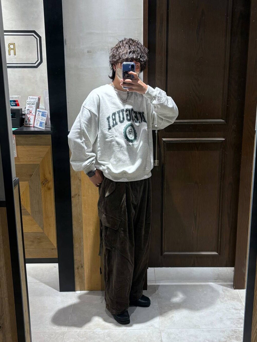 ブラウン系のカーゴパンツ、その他のスウェットを着用したメンズの秋コーディネートの2枚目の写真