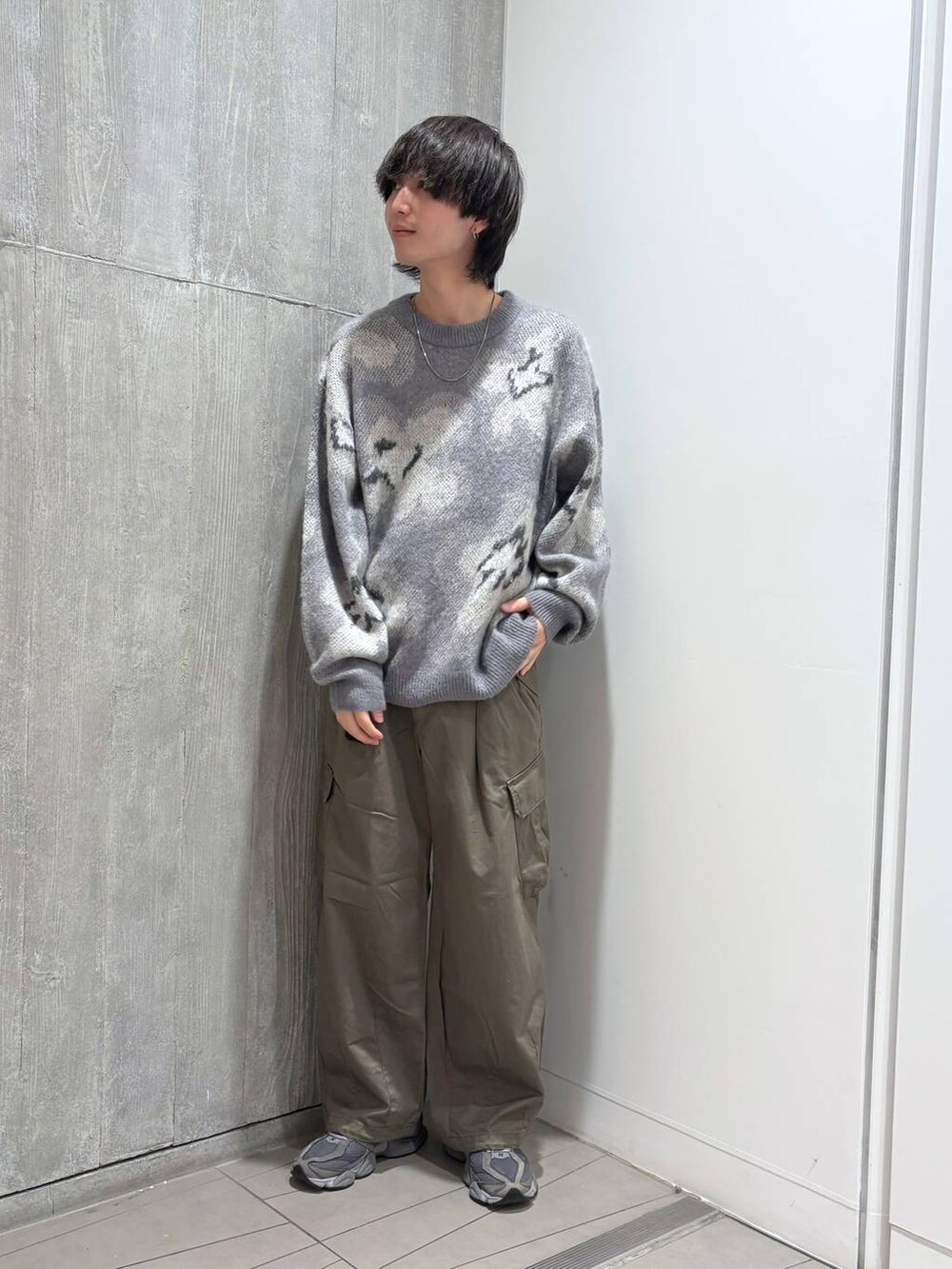 グリーン系のカーゴパンツ、グレー系のニット/セーターを着用したメンズの秋コーディネートの3枚目の写真