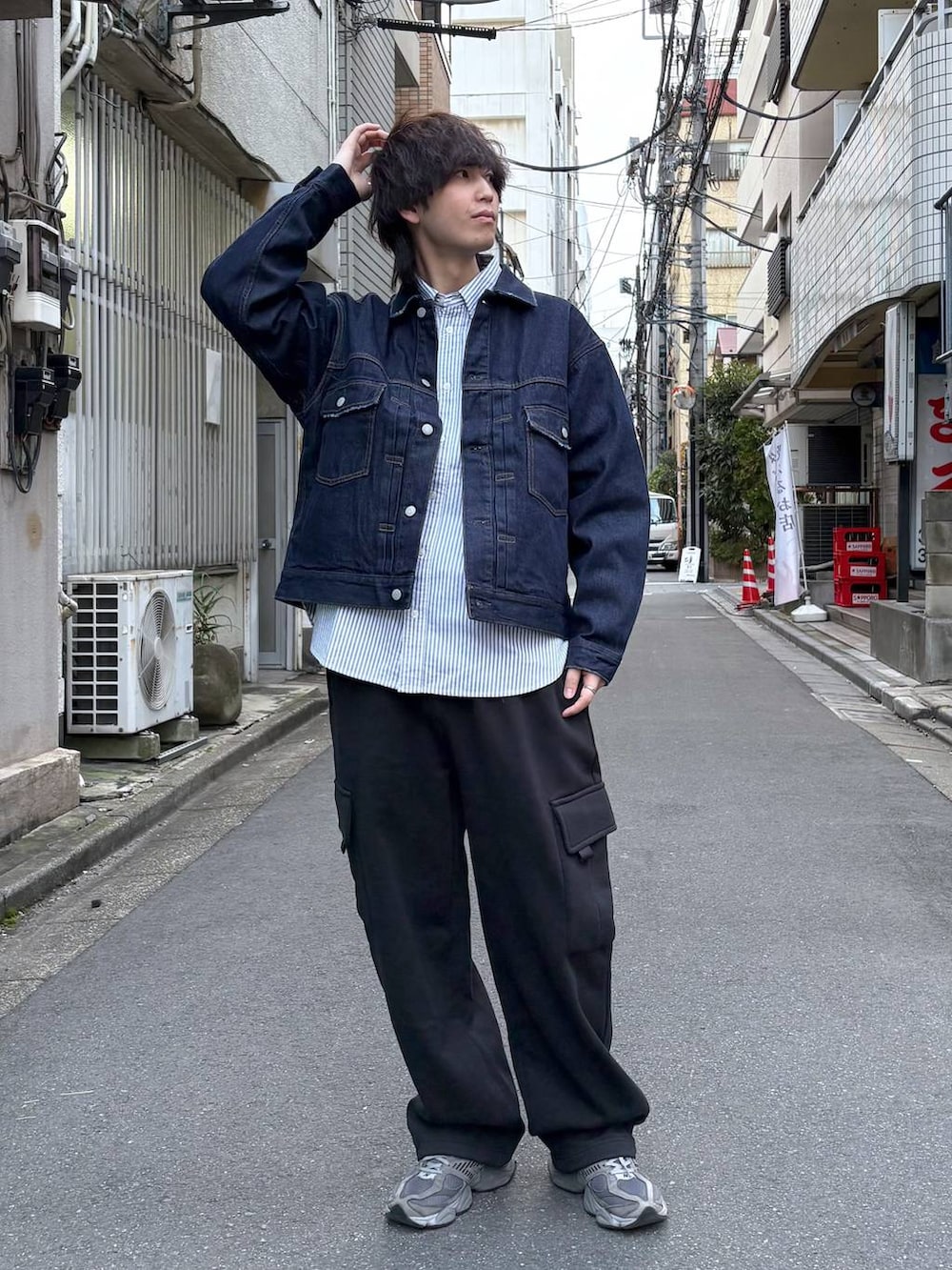 ブラック系のスウェットパンツ、ブルー系のデニムジャケット、ブルー系のシャツ/ブラウスを着用したメンズの冬コーディネートの2枚目の写真