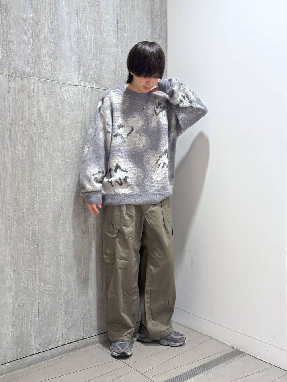 グリーン系のカーゴパンツ、グレー系のニット/セーターを着用したメンズの秋コーディネートの2枚目の写真