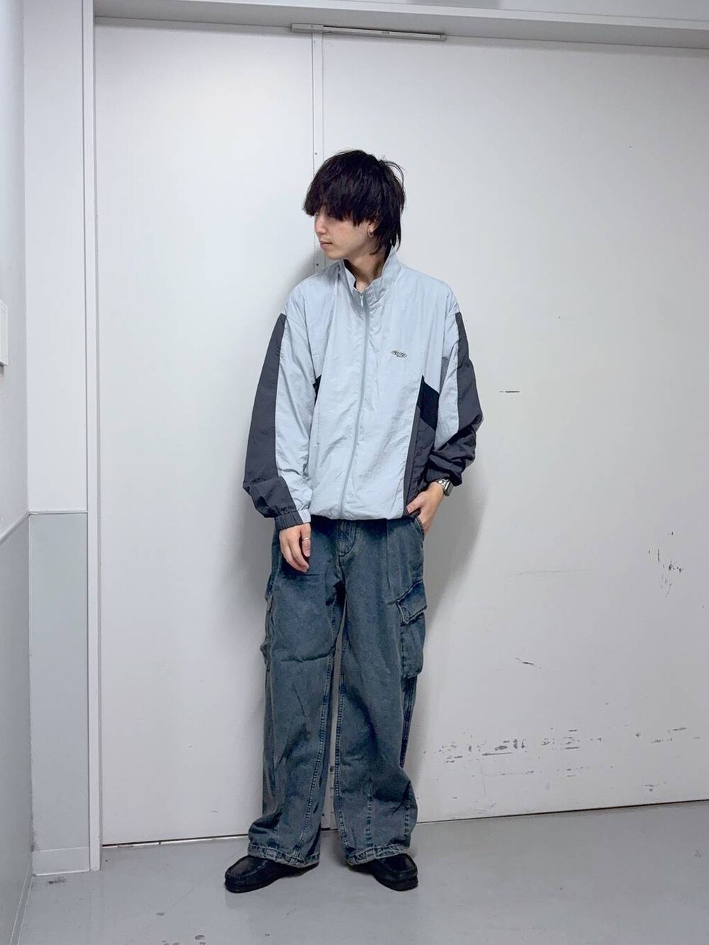 ブルー系のデニムパンツ、グレー系のブルゾンを着用したメンズの秋コーディネートの2枚目の写真