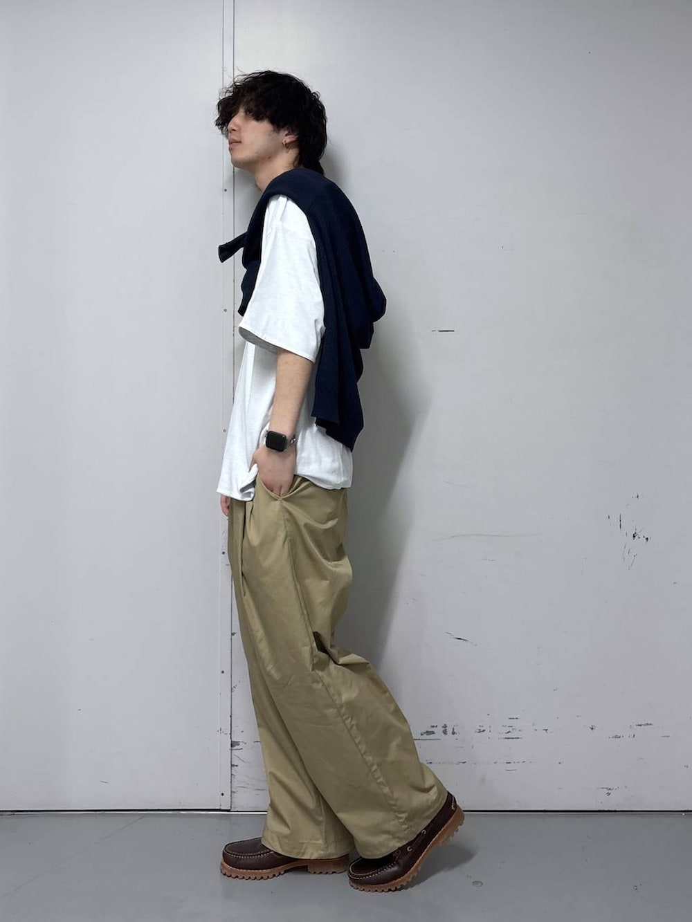 ベージュ系のチノパンツ、ホワイト系のTシャツ/カットソー、ブルー系のポロシャツを着用したメンズの春コーディネートの2枚目の写真