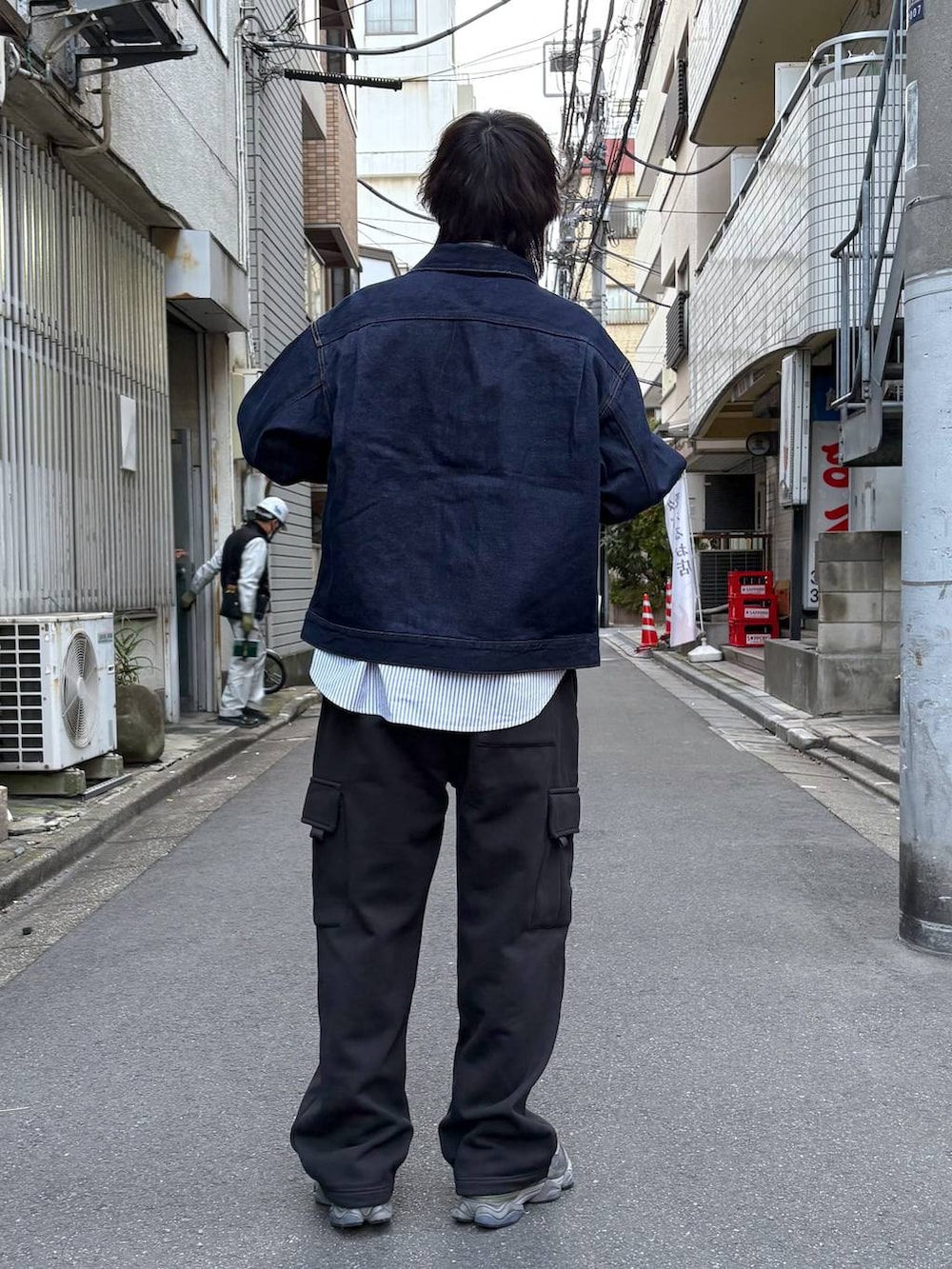 ブラック系のスウェットパンツ、ブルー系のデニムジャケット、ブルー系のシャツ/ブラウスを着用したメンズの冬コーディネートの3枚目の写真