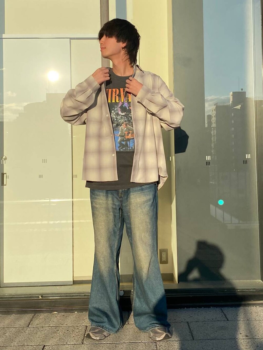 その他のTシャツ/カットソー、ブルー系のデニムパンツ、ホワイト系のシャツ/ブラウスを着用したメンズの秋コーディネートの2枚目の写真