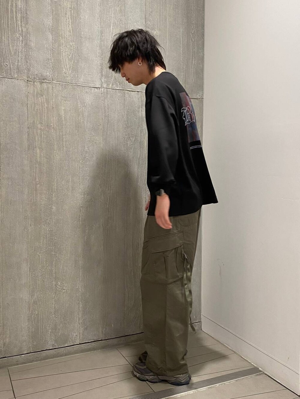 グリーン系のカーゴパンツ、ブラック系のTシャツ/カットソー、その他のネックレスを着用したメンズの夏コーディネートの2枚目の写真