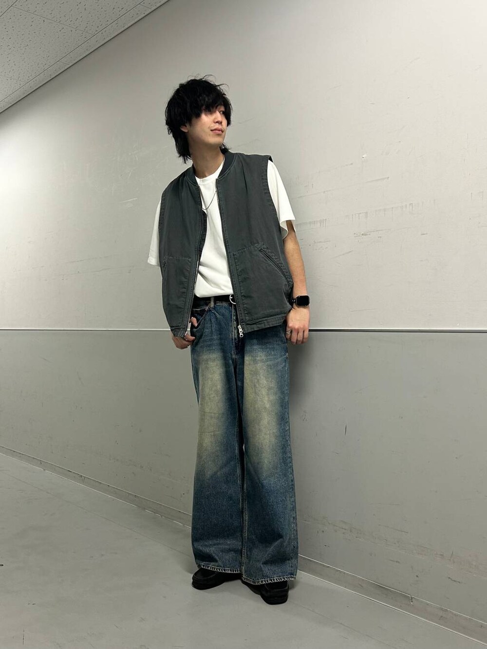 ブルー系のデニムパンツ、ホワイト系のTシャツ/カットソー、グレー系のベストを着用したメンズの夏コーディネートの3枚目の写真